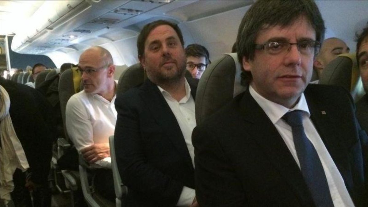 Carles Puigdemont, Oriol Junqueras y Raul Romeva, en un viaje a Bruselas para dar una conferencia en enero del 2017.