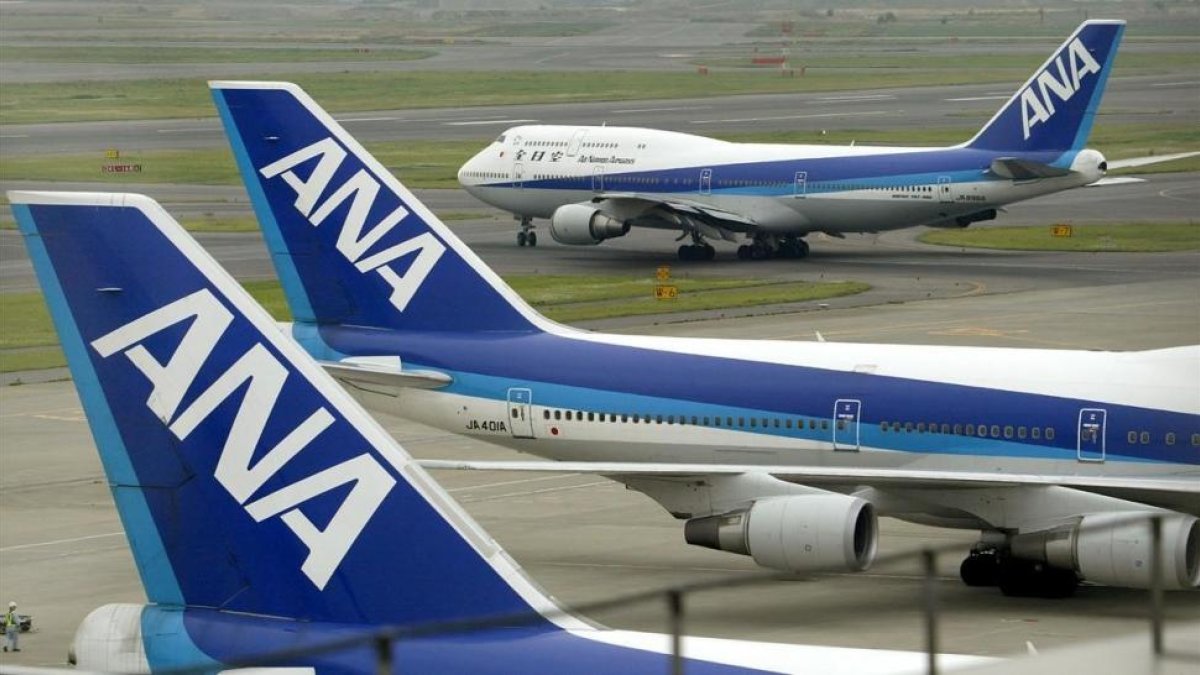 Aviones de la aerolínea japonesa ANA se preparan para despegar, en el aeropuerto de Haneda (Tokio), en una imagen de archivo.