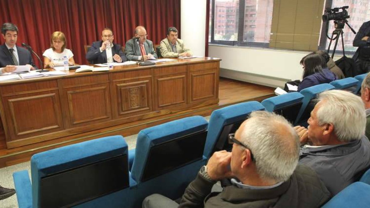 La imagen muestra un momento del pleno del ente comarcal de finales del pasado mes de mayo, con la presidencia al fondo.