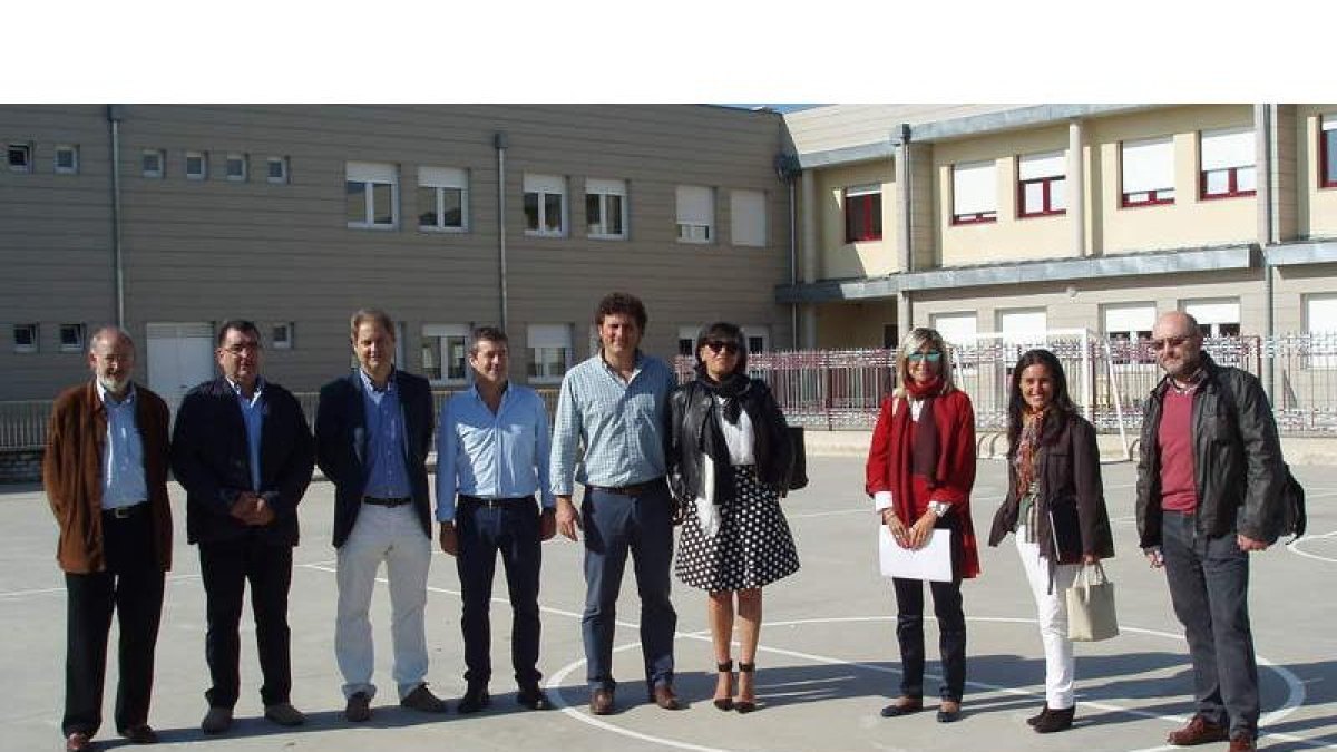 Parte del gobierno de Villaquilambre, junto con los responsables de la dirección provincial de Educación, visitaron el colegio.