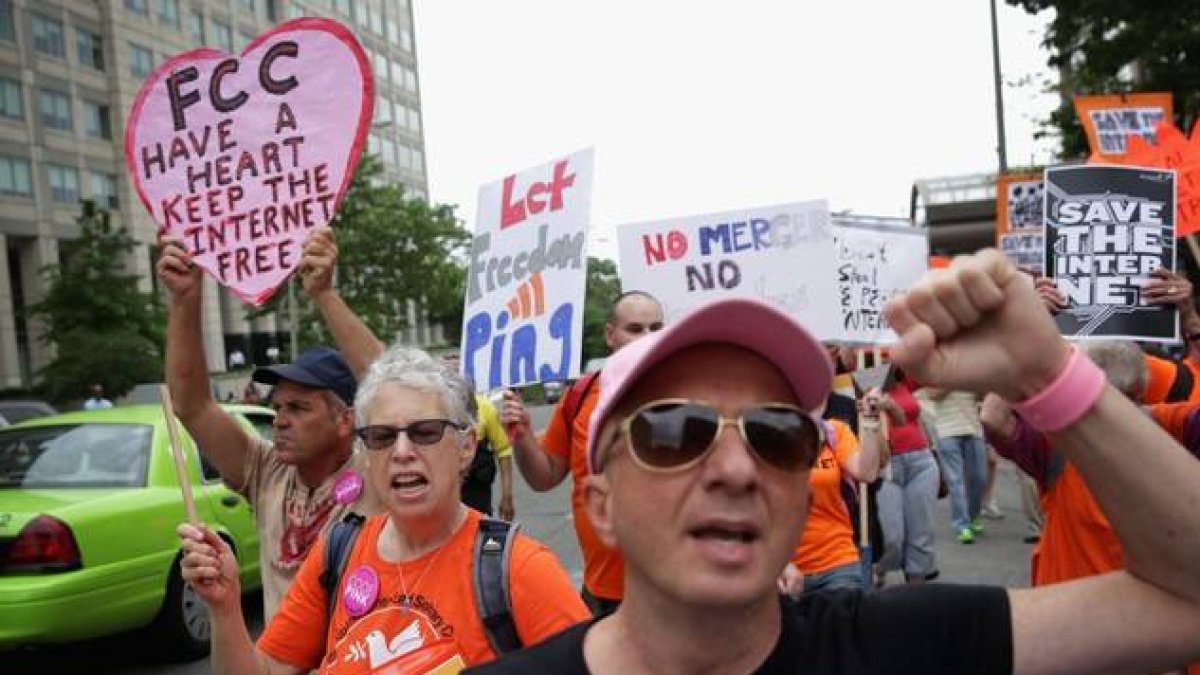 Varias personas protestan ante la Comisión Federal de Comunicaciones, en Washington, por la modificación de las condiciones del acceso a internet.