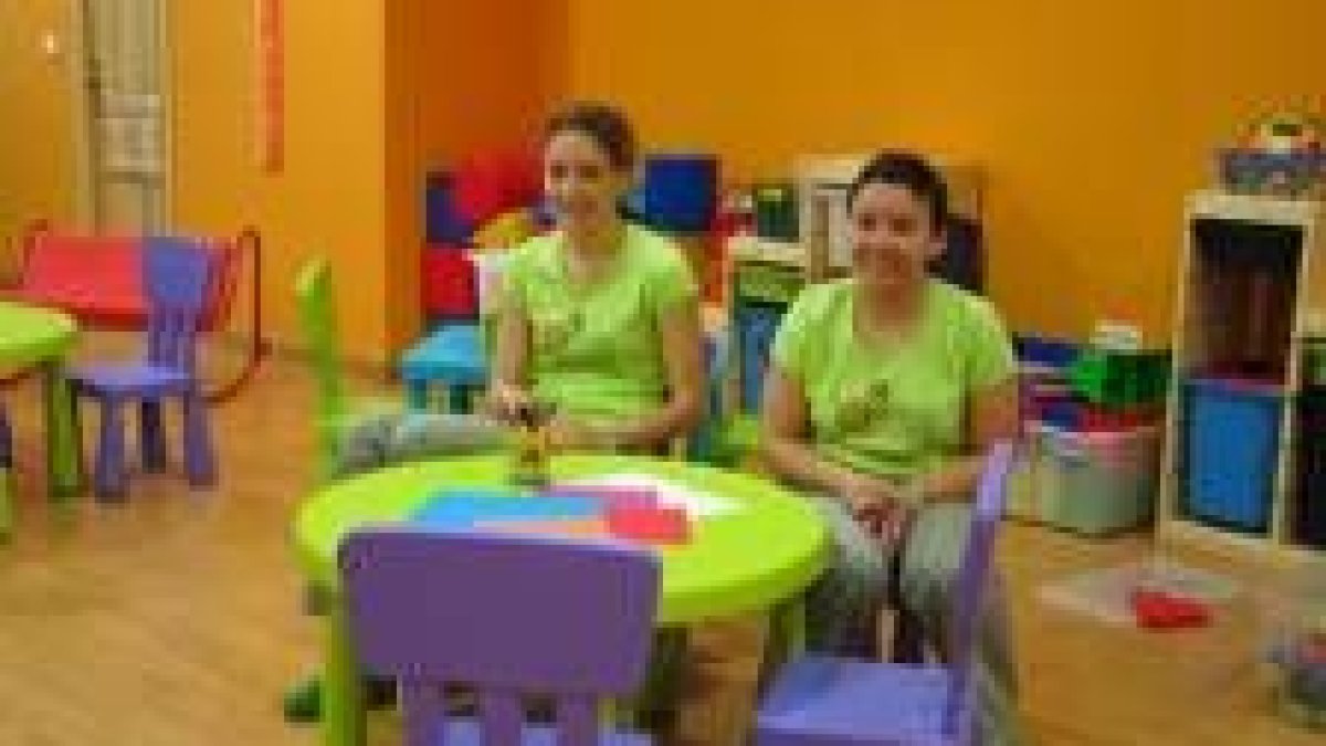 Las dos jóvenes propietarias, en las instalaciones de su nuevo negocio en Valencia de Don Juan