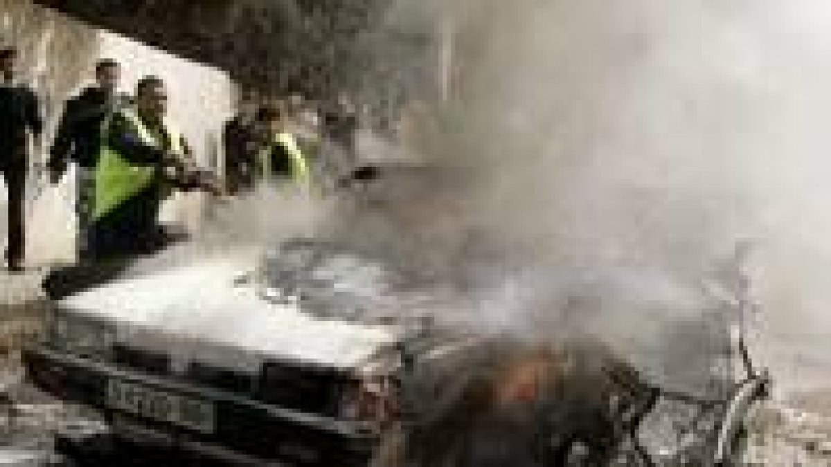 Equipos de rescate apagan las llamas del coche en el que viajaba Dahduh