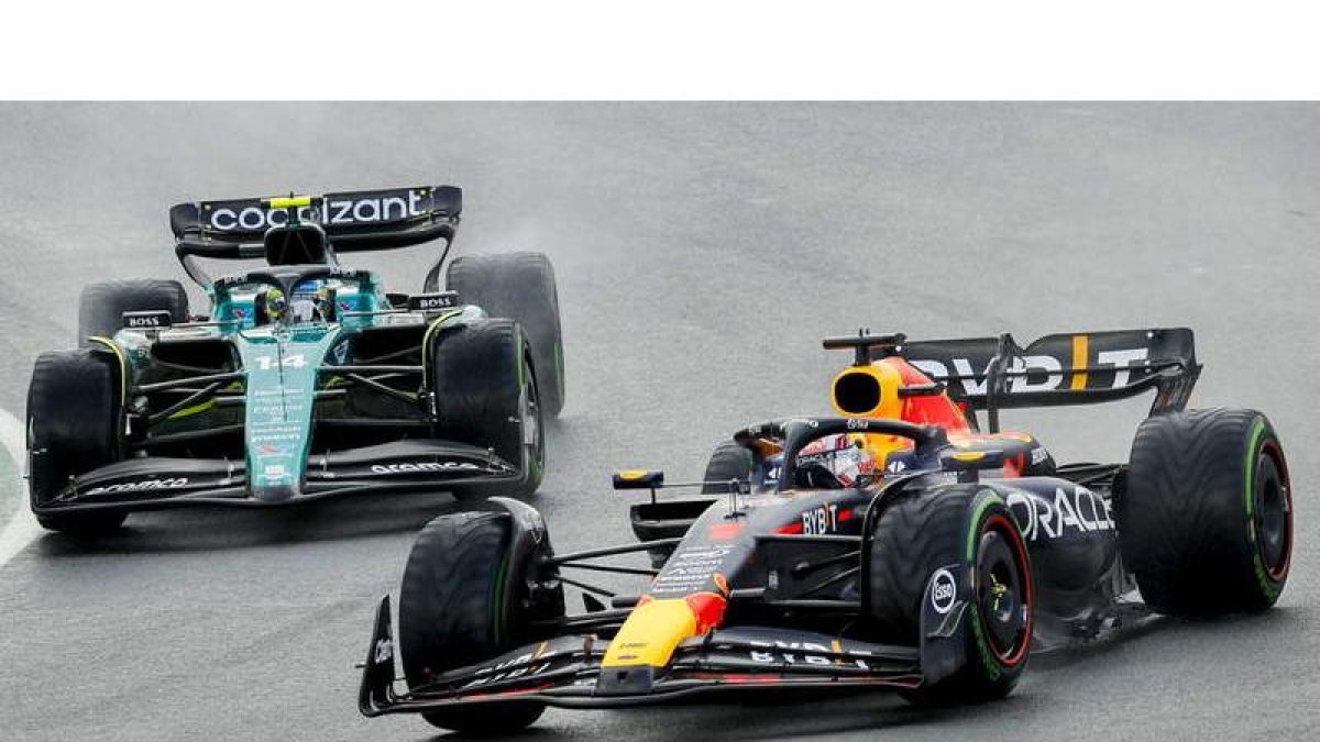 Verstappen y Fernando Alonso, primero y segundo en la carrera. DE WAAL