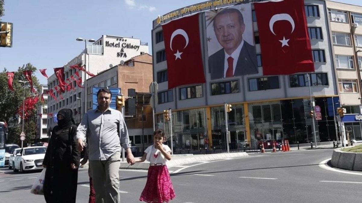Vista general de una imagen gigantesca del presidente turco Recep Tayyip Erdogan, entre dos banderas del país, en Estambul, este jueves. Turquía se resiente como destino turístico de los españoles EFE / SEDAT SUNA Miembros de las unidades especiales turca