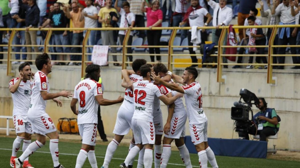 Los jugadores de la Cultural celebran el gol de Señé. MARCIANO PÉREZ