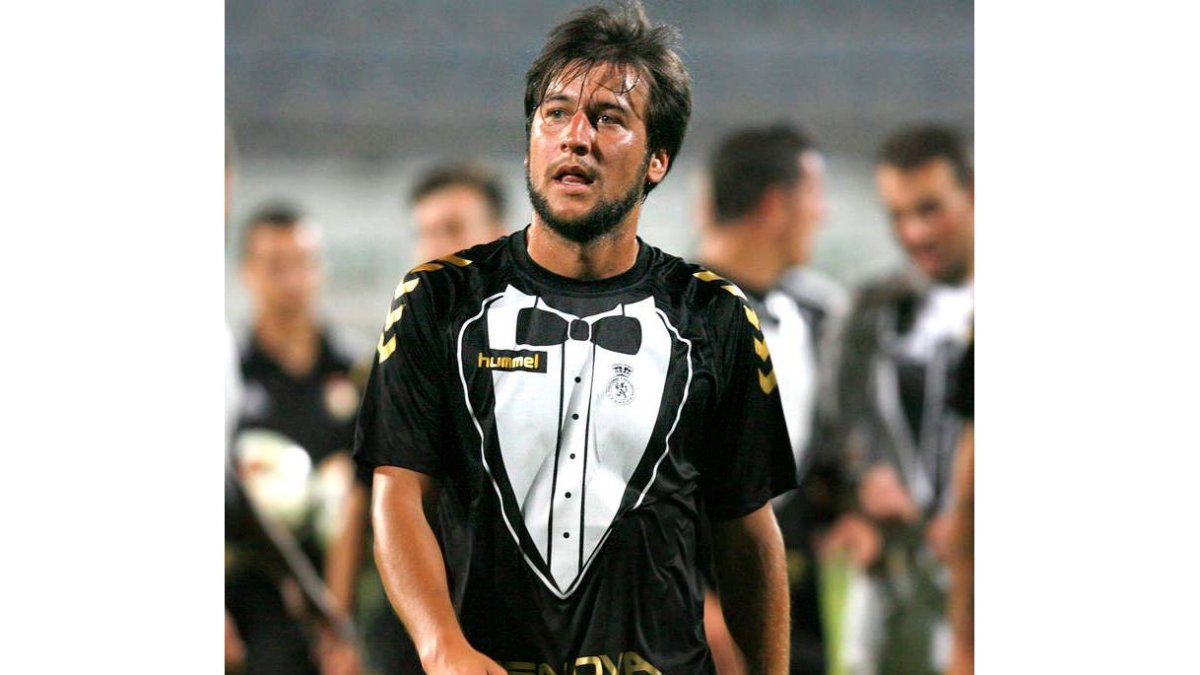 El culturalista Álvaro Tejedor porta la camiseta-esmoquin durante un partido.