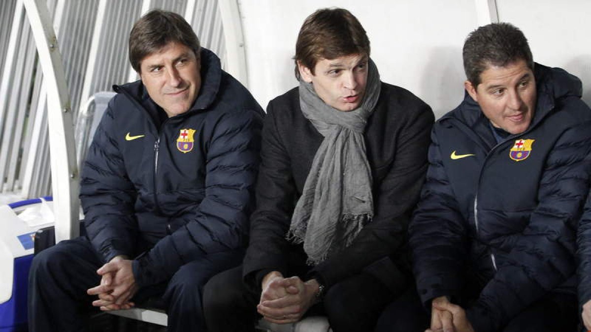 El entrenador del FC Barcelona, Tito Vilanova, que volvió ayer a los banquillos, junto a su asistente Jordi Roura , durante el partido de ayer ante el PSG.