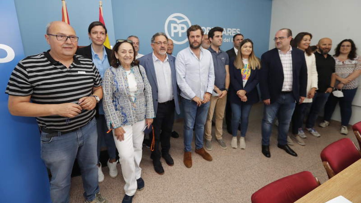 La nueva Junta Local del PP, ayer, en su constitución en la sede ponferradina. L. DE LA MATA