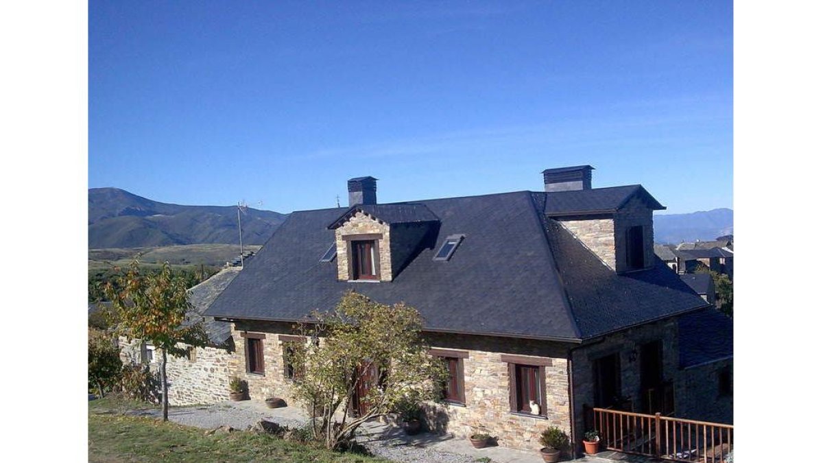 Las Cuatro Espaciones está situada en plena naturaleza y su decoración es rústica. Ha sido rehabilitada con materiales nobles.