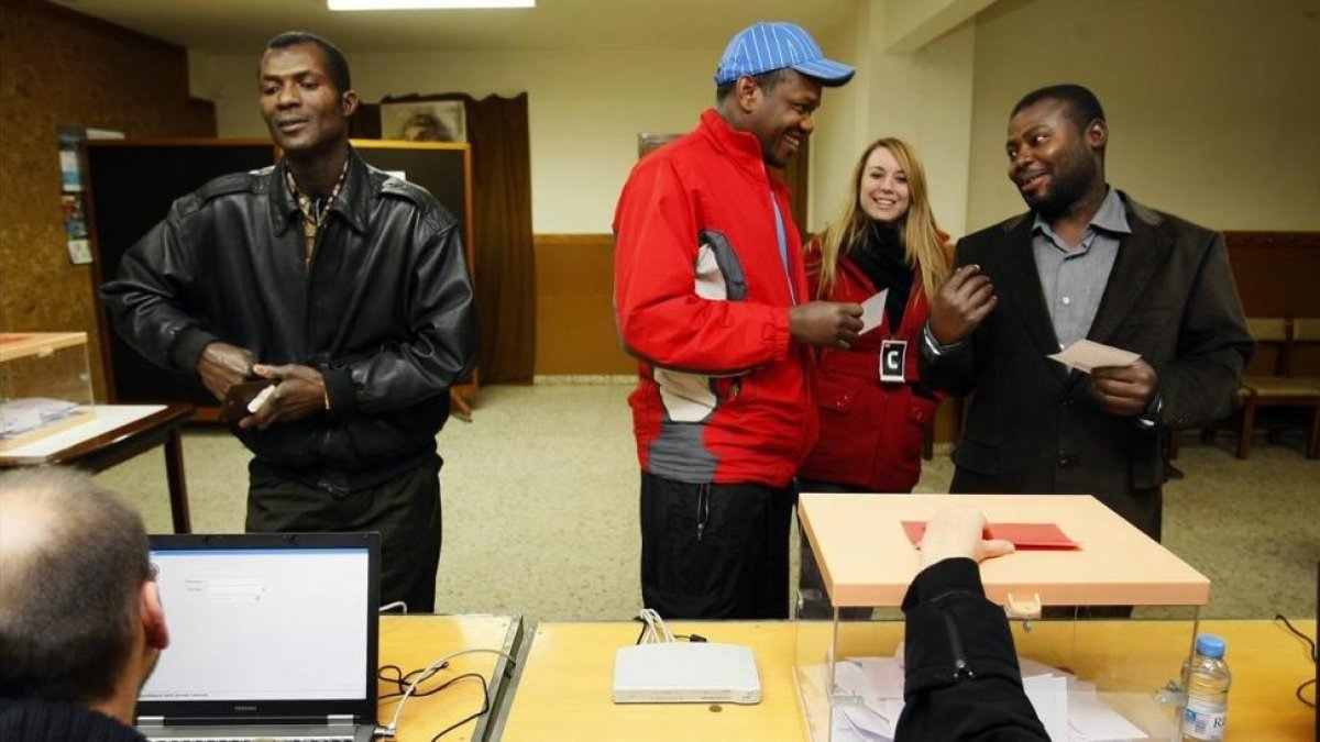 Votantes extranjeros en la consulta sobre la independencia de Cataluña, en el 2009.