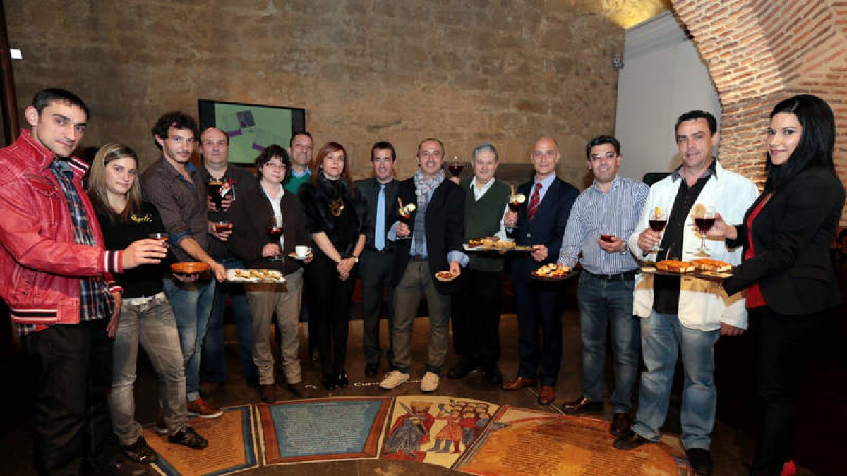 Foto de familia de los propietarios de algunos de los establecimientos participantes en la feria de la limonada.