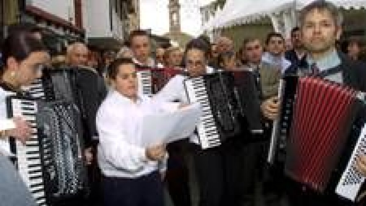 Imagen de archivo de varios miembros de la Fisarmónica en una actuación en Cacabelos