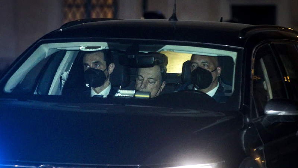 Mario Draghi, ayer, a su llegada al palacio del Quirinal. ANGELA CORCONNI