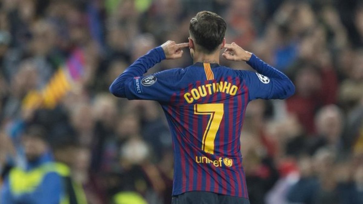 Coutinho se tapa los oídos tras marcar el 3-0 al United dirigiéndose al Camp Nou.
