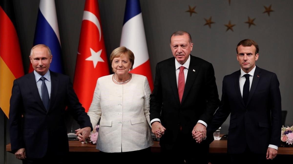 De izquierda a derecha_el presidente ruso, Vladimir Putin, la cancillera alemana, Angela Merkel, y los presidente turco, Recep Tayyip Erdogan, y el francés, Emmanuel Macron