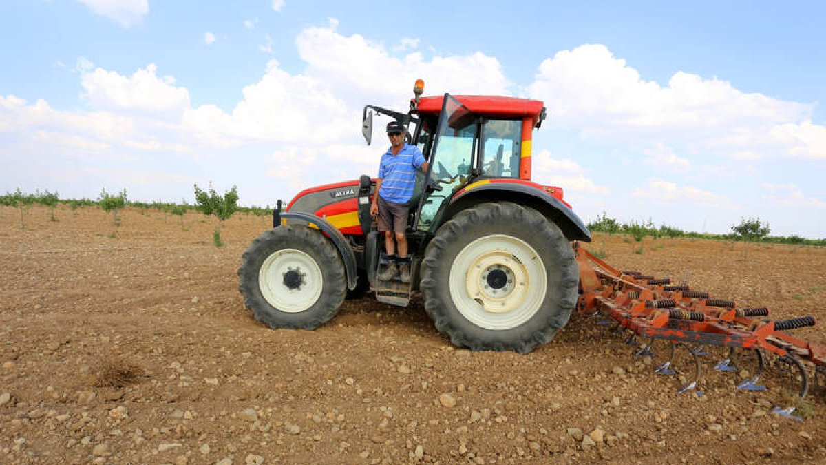El agricultor José María Rey en su tractor en sus cultivos de Villafuerte de Esgueva. LETICIA PÉREZ