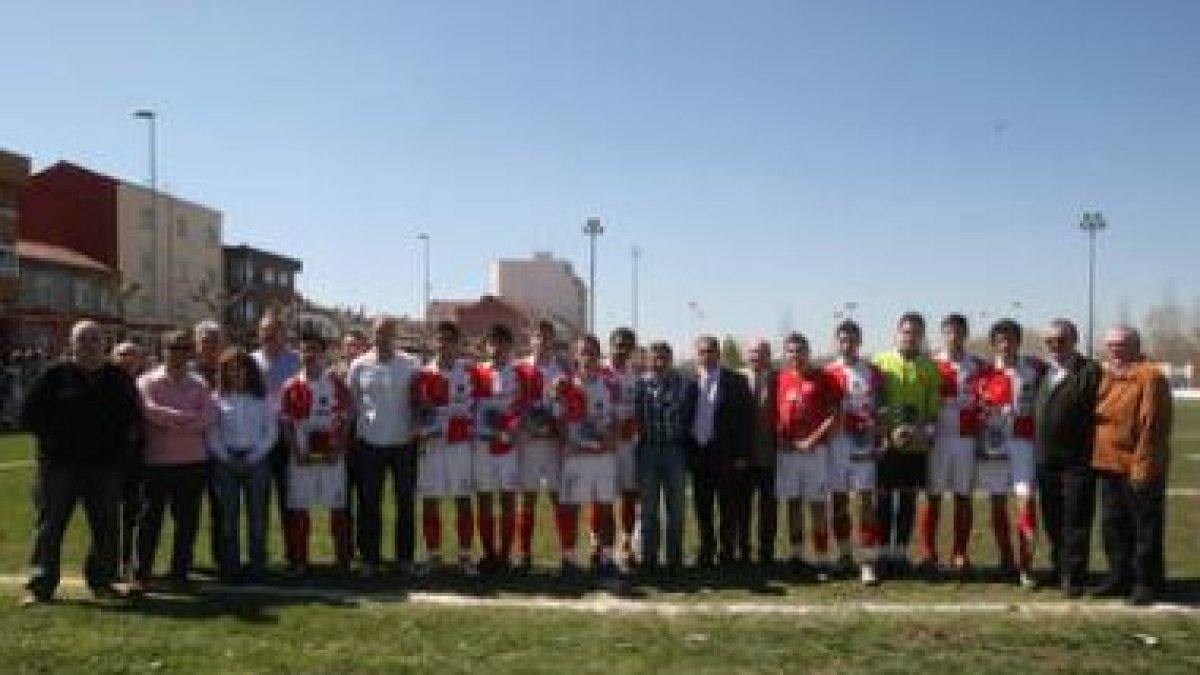 Los homenajeados posan con sus placas con los representantes del Ayuntamiento y Diputación.