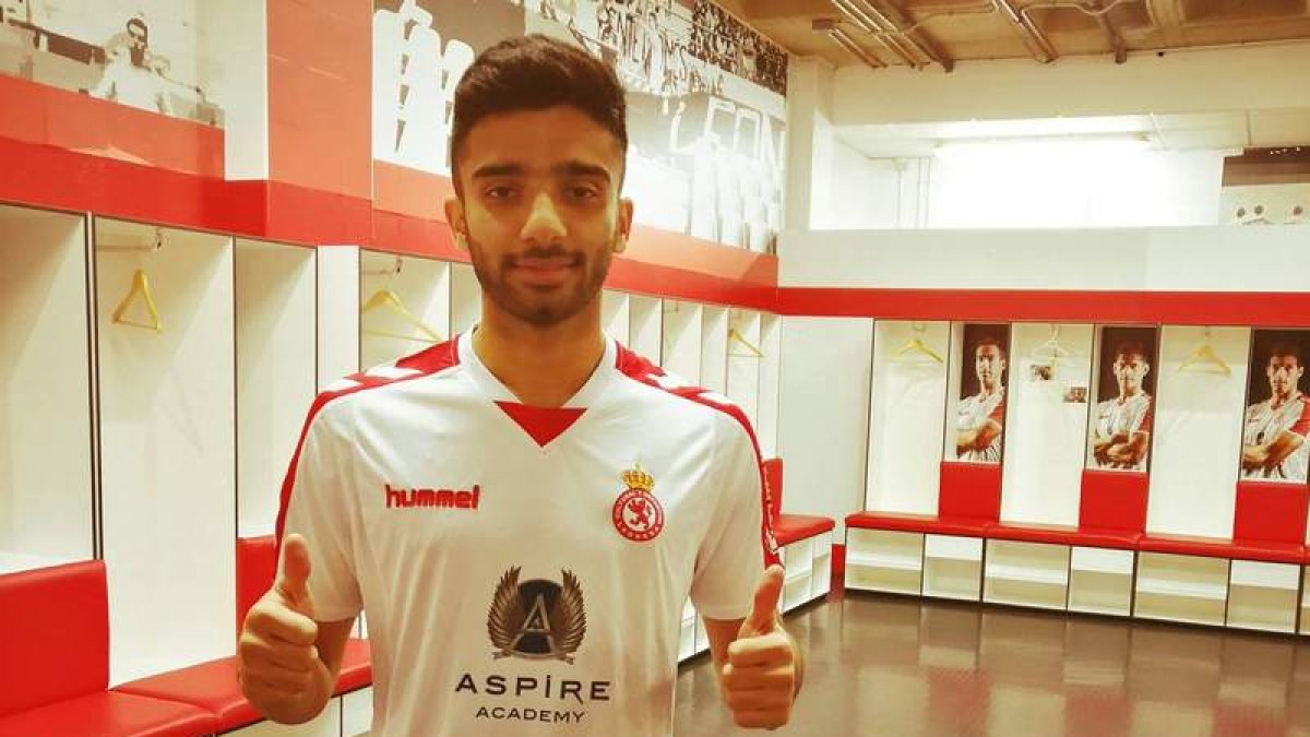 Ahmed Moein en el vestuario de la Cultural en su primera jornada con la camiseta del club leonés. DL