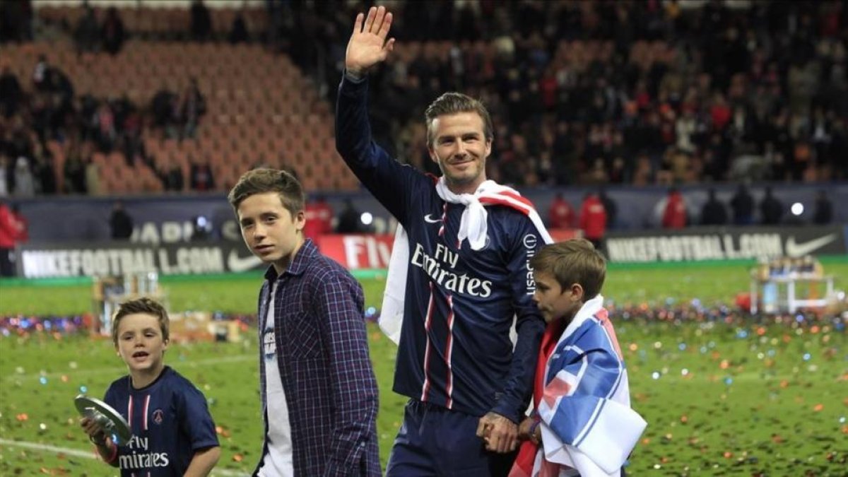 David Beckham posa con sus hijos Brooklyn, Cruz  y Romeo, en la celebración de la  PSG s French League, en el estadio de París, en mayo del 2013.