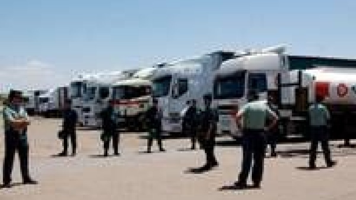 Grupo de camiones vigilados por la Guardia Civil en pleno conflicto de la distribución