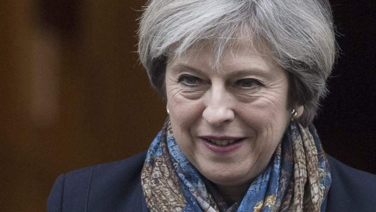 La primera ministra, Theresa May, abandona el número 10 de Downing Street en Londres. WILL OLIVER