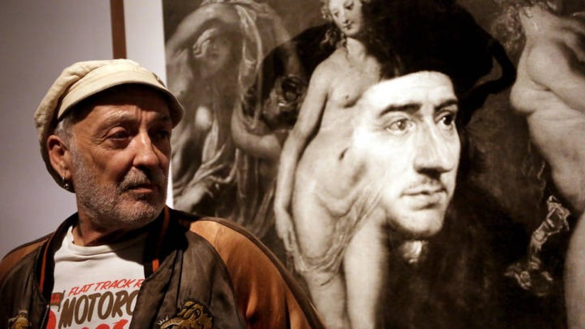 Alberto García-Alix, ante uno de las obras en el Museo del Prado. BENITO ORDÓÑEZ