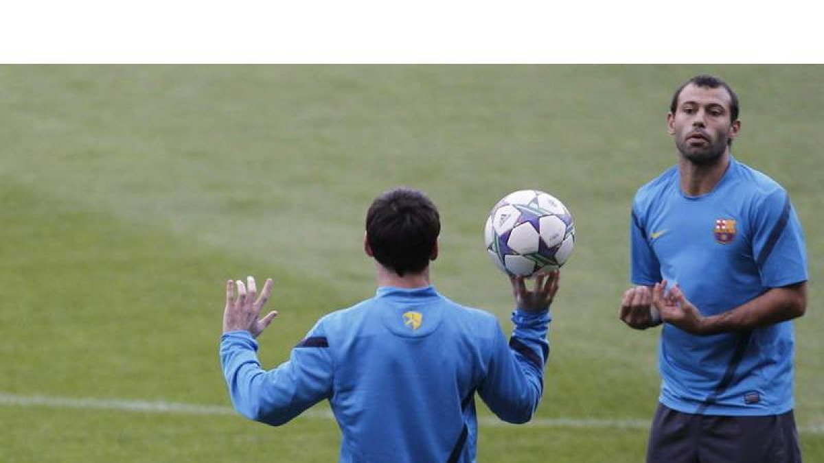 Messi bromea con Mascherano en el entrenamiento de ayer.