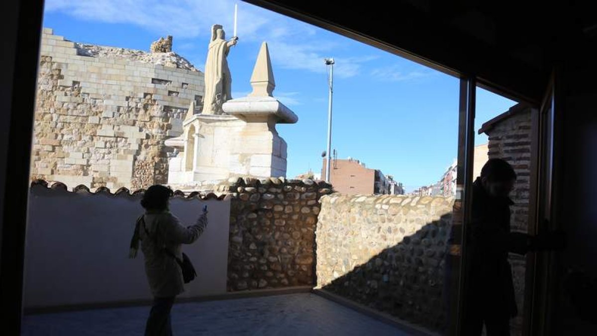 Los primeros visitantes de la Casona de Puerta Castillo, que durante seis días podrán ver cómo ha quedado restaurada.
