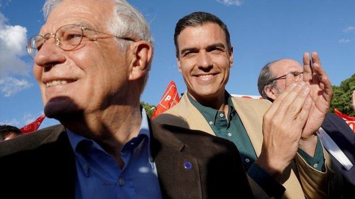 El presidente en funciones y líder del PSOE, Pedro Sánchez, cierra campaña en Madrid junto a sus candidatos.