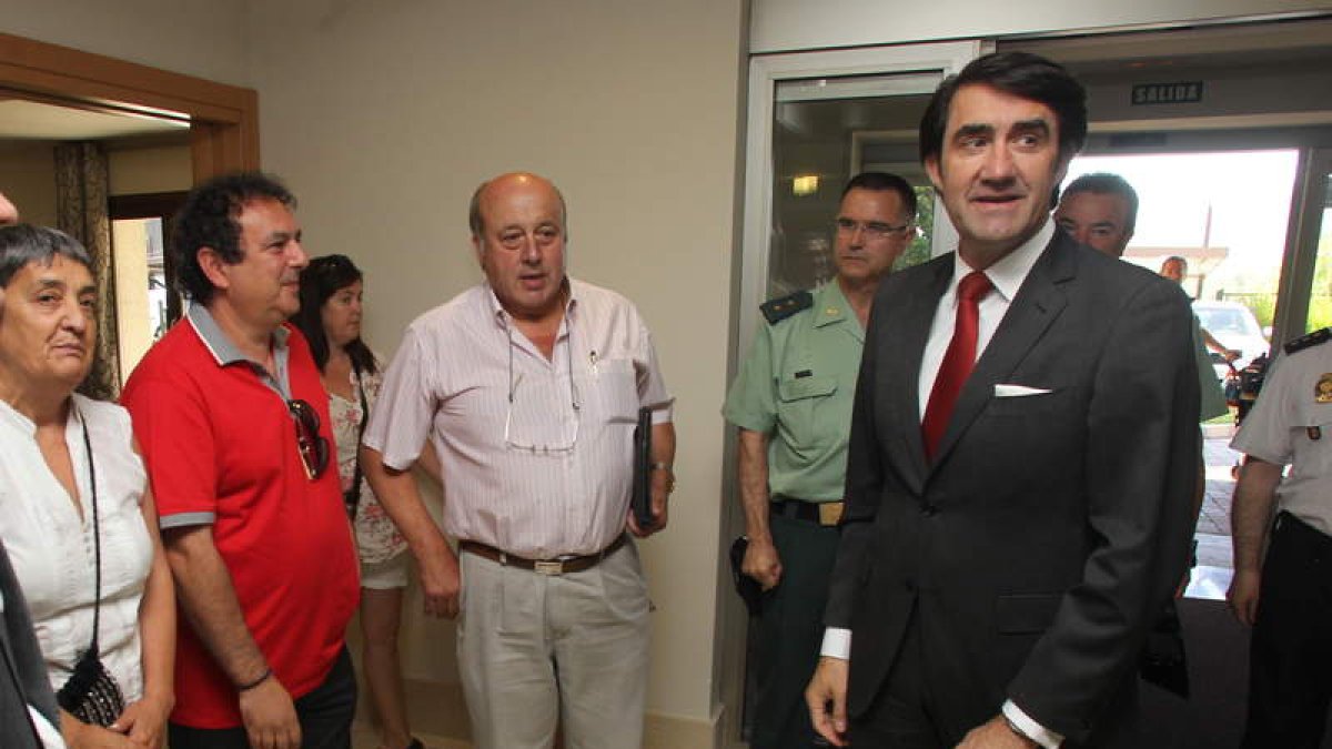 El subdelegado del Gobierno, a su llegada al Parador de Turismo de Villafranca.