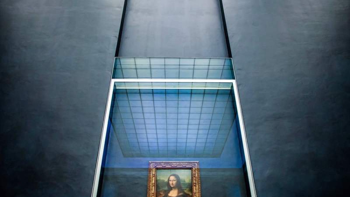 ¿Quién fue esta dama que ha conseguido mantener vivo su misterio durante 517 años? Lo que se sabe es que Leonardo nunca se separó de la obra, incluso en su lecho de muerte en 1519. Lo extraordinario de la Gioconda tiene mucho que ver con la técnica del ‘sfumato’, con la que se trasciende  del aspecto físico para adentrarse en su psicología.