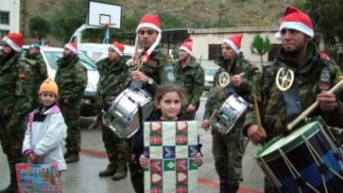 Soldados españoles celebran la Navidad en Líbano regalando juguetes a niños.