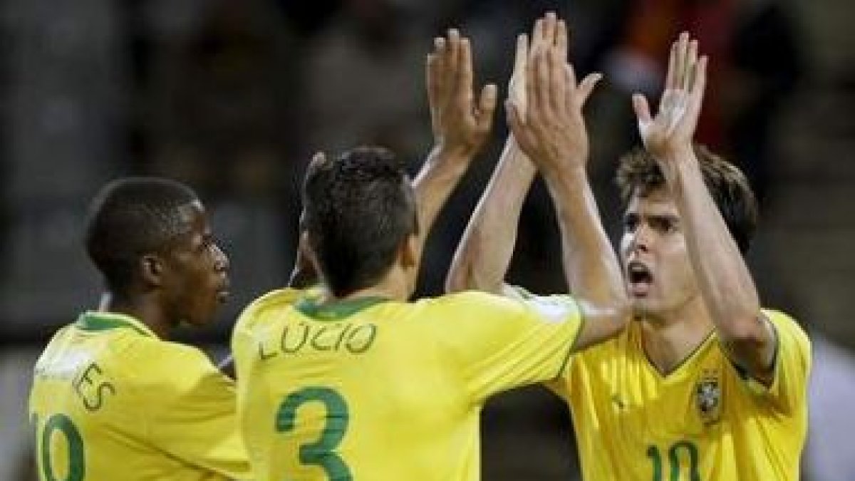 Kaká (d), celebra con sus compañeros Lucio (c) y Ramires (i) el gol del triunfo.
