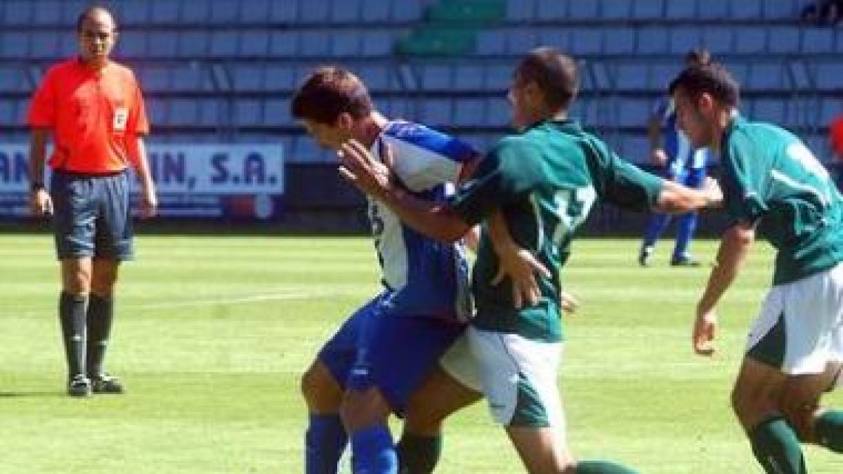Los jugadores de la Deportiva se abrazan tras felicitar a Berodia, que acababa de poner el centro qu