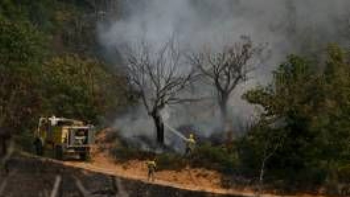 Imagen de archivo de un grupo de trabajadores forestales sofocando un incendio