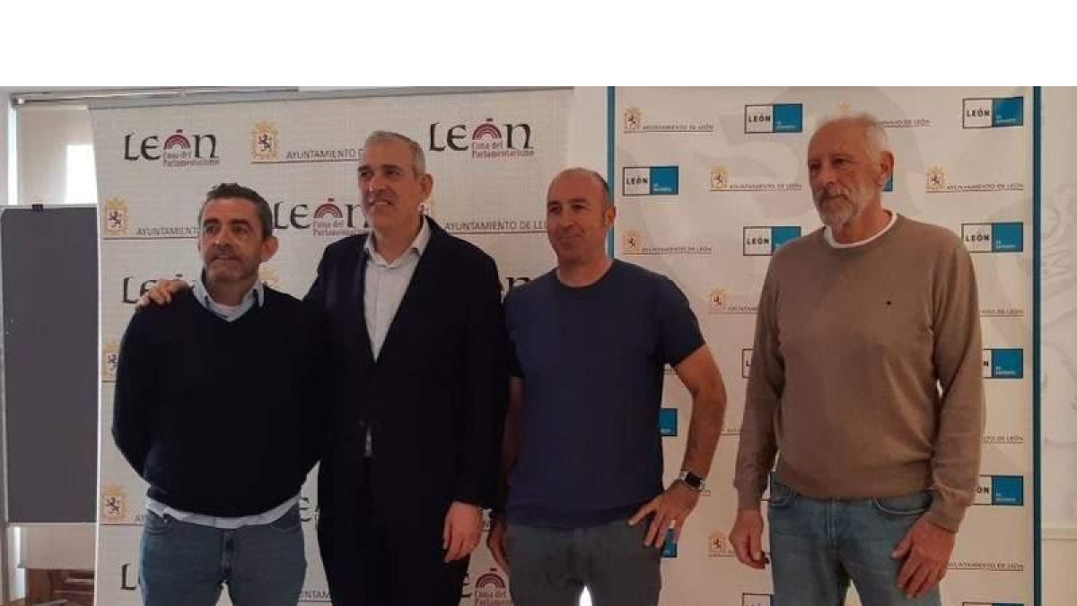Julio Aguilar, Vicente Canuria, Carlos Sánchez y Álvaro Niño (foto izquierda) y la jugadora leonesa Daniela Lozano que disputará el torneo. DL