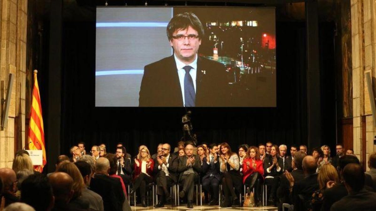 Carles Puigdemont interviene a través de videoconferencia en el acto de presentación del Consell per la República, en el Palau de la Generalitat.