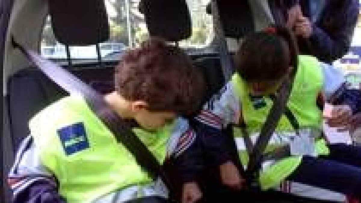 Dos niños se colocan el cinturón durante el curso organizado por Race-Renault