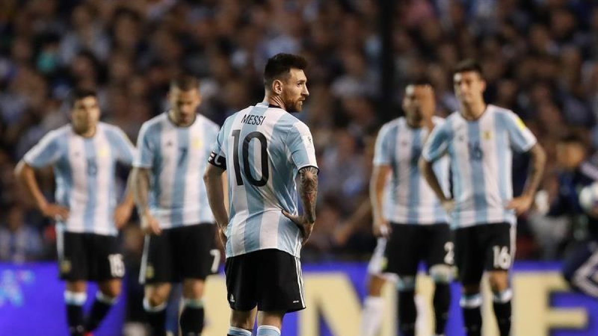 Lionel Messi  y alguno de sus compañeros de la selección, en un momento del partido que el combinado albiceleste ha disputado esta noche ante Peru, clasificatorio para el Mundial de Rusia 2018.