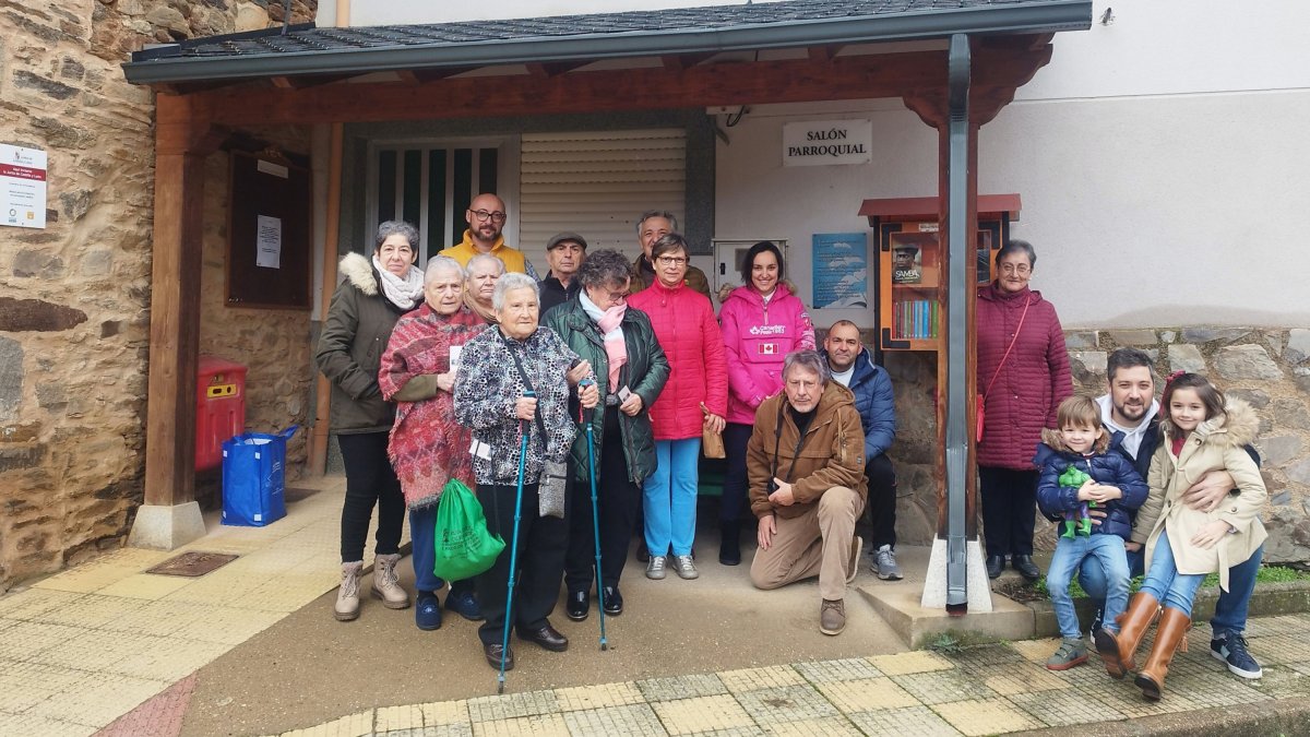 Participantes en la inauguración de la biblioteca en Santa Marina. DL