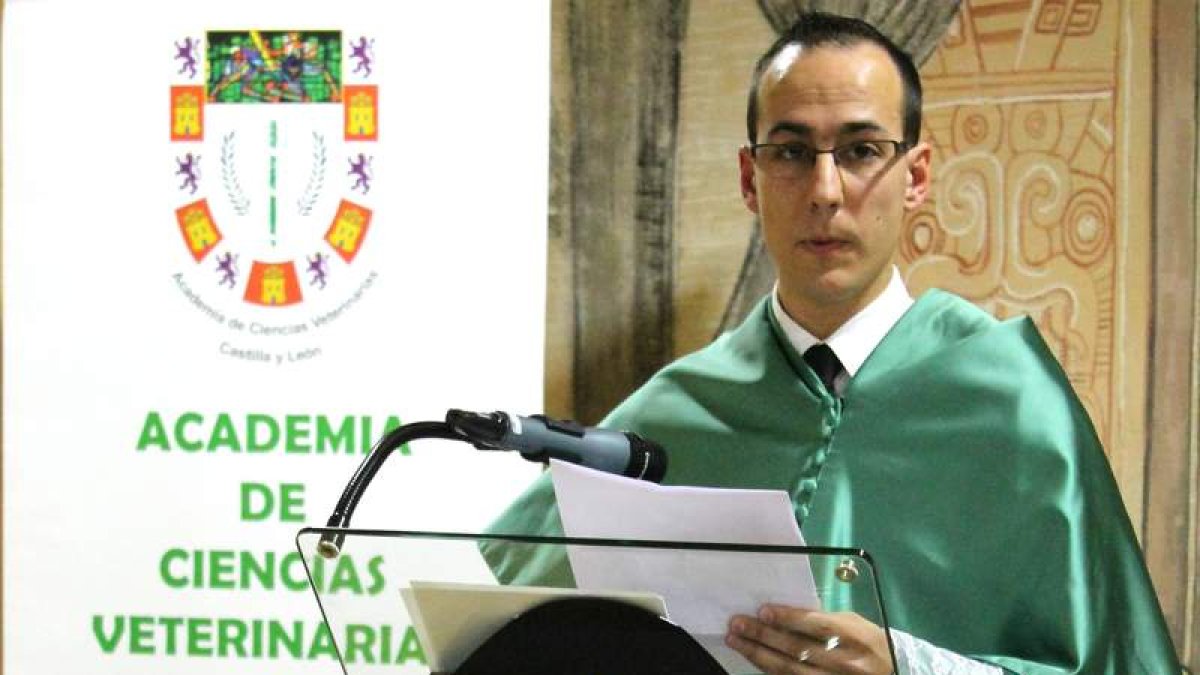 David Martín Hidalgo recibe el premio del Consejo de Colegios Profesionales de Veterinarios de Castilla y León.