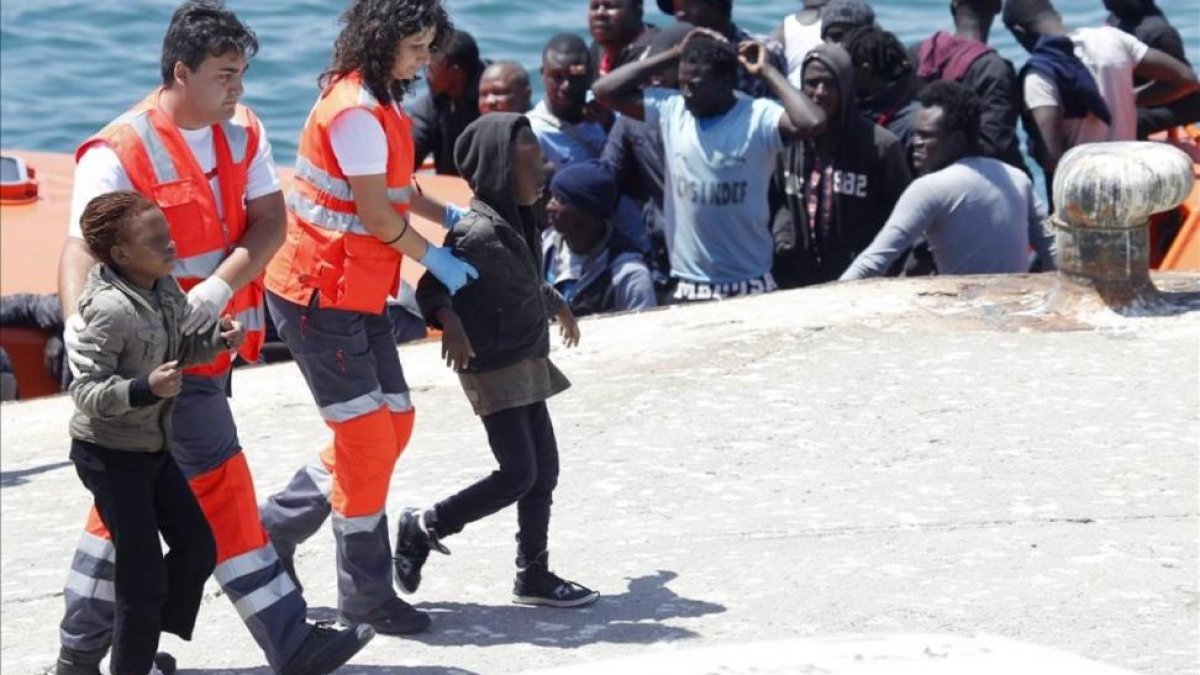 Rescate de 149 inmigrantes, entre los que había varios menores, que viajaban en una patera, el pasado mes de julio en Tarifa.