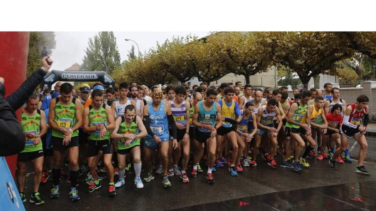 La sexta edición de los ‘10 Kilómetros de León’ contó con más de un millar de participantes en la línea de salida. Al final el triunfo fue para Pinedo y Diana.