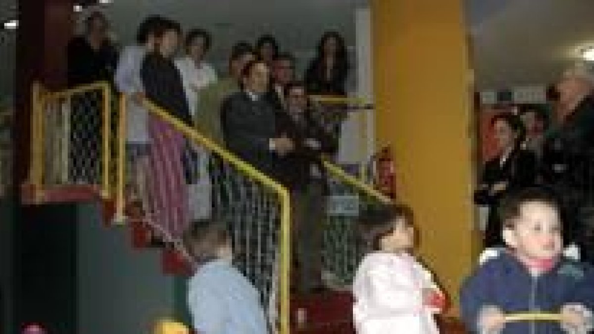 Imagen de la inauguración de la escuela infatil, en la que estuvo el delegado de la Junta Luis Aznar