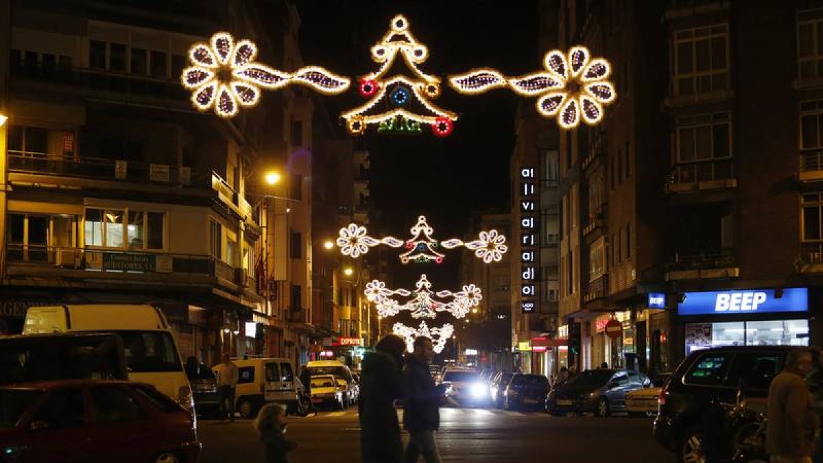 Luces navideñas en una calle de León