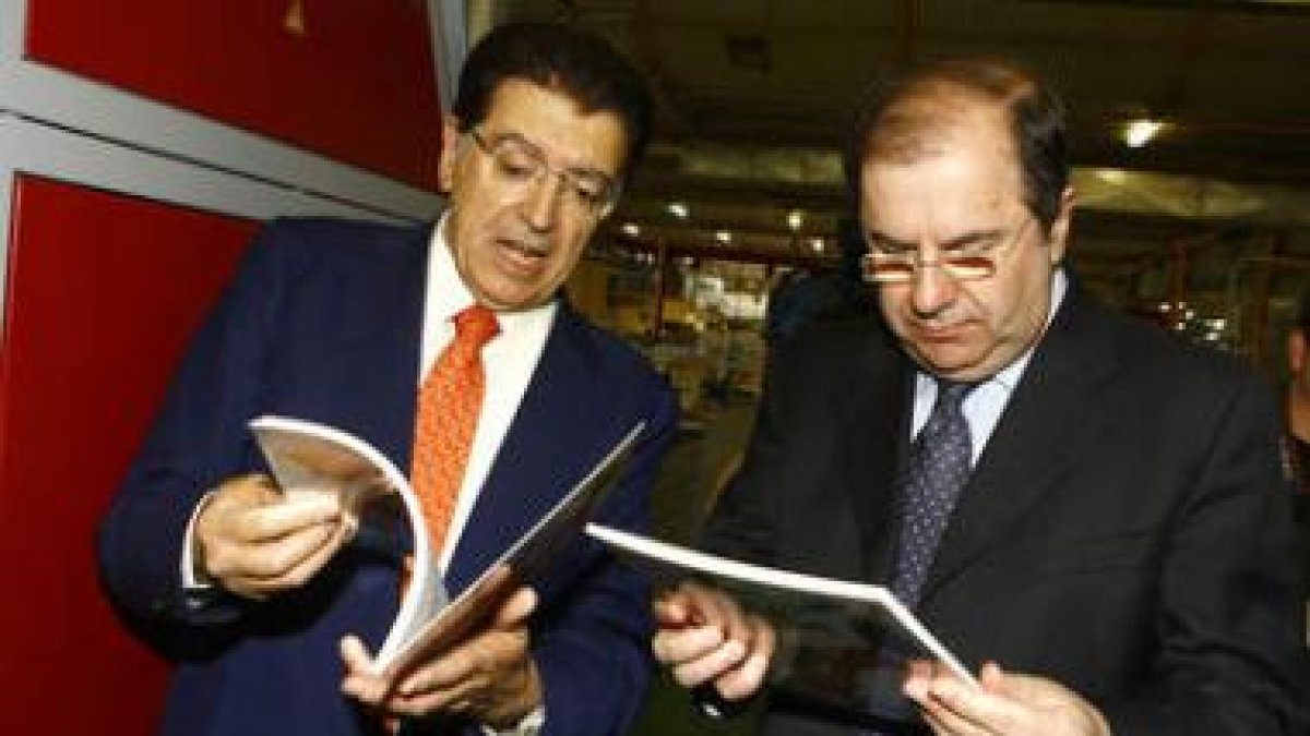 José Antonio López explica al presidente uno de los procesos de edición de libros infantiles
