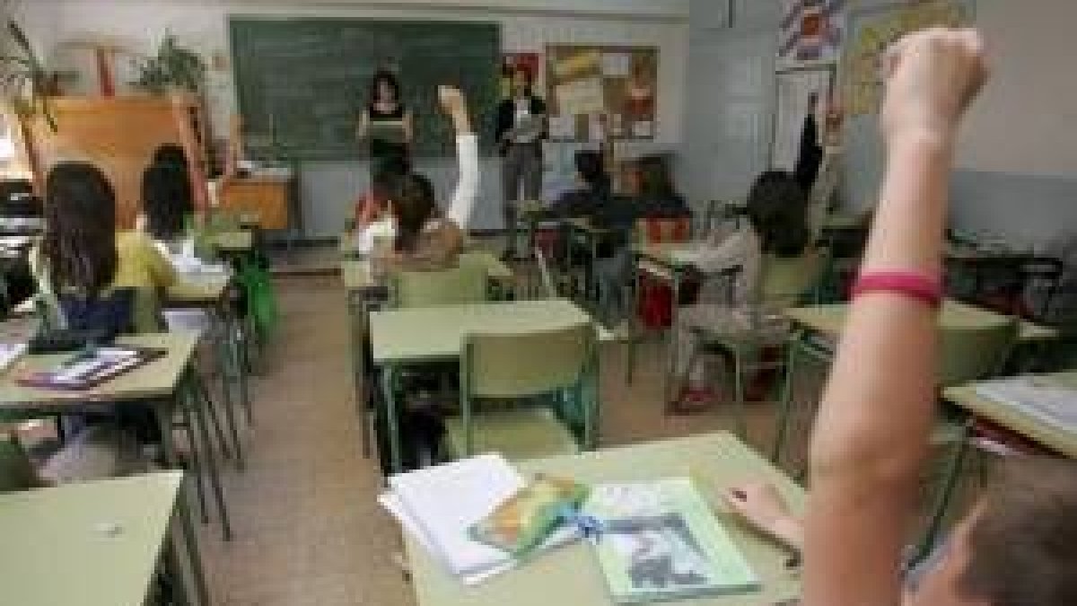 Dos profesoras imparten una clase bilingüe durante el curso pasado en el colegio Quevedo de León
