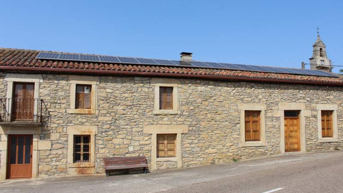 Placas solares en el tejado del Ayuntamiento de Fornillos de Aliste. MARIAM A. MONTESINOS