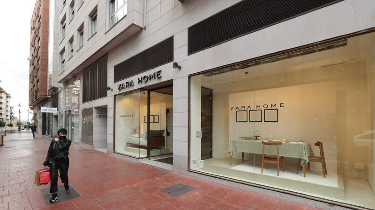 La tienda de Zara Home está ubicada en la calle Camino de Santiago de Ponferrada. L. DE LA MATA